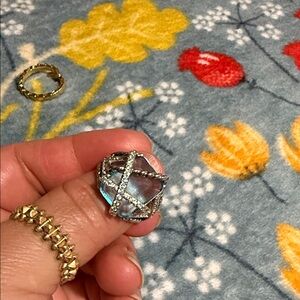 Large stone whit circonia aquamarin